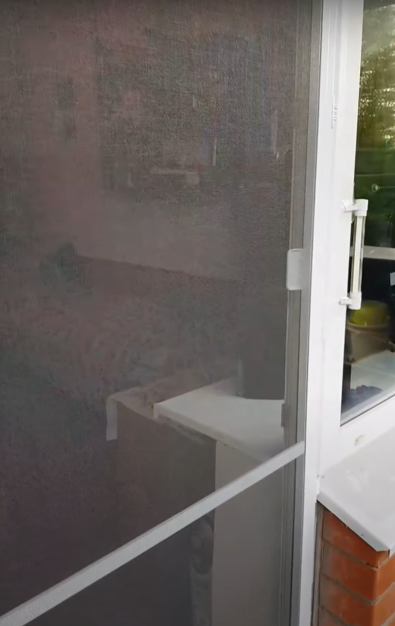 Монтирование москитной двери на балконную дверь